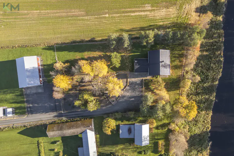 Maison 229 m² (1981) + hall 220 m² et savusauna, 9 330 m² et ~47 m de rive sur le Kyrönjoki — Ilmajoki — 18