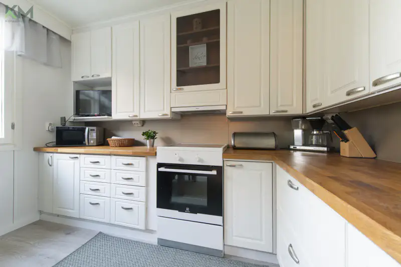 Maison 229 m² (1981) + hall 220 m² et savusauna, 9 330 m² et ~47 m de rive sur le Kyrönjoki — Ilmajoki — 7
