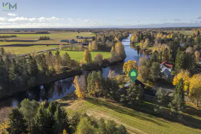 Maison 229 m² (1981) + hall 220 m² et savusauna, 9 330 m² et ~47 m de rive sur le Kyrönjoki — Ilmajoki — 1