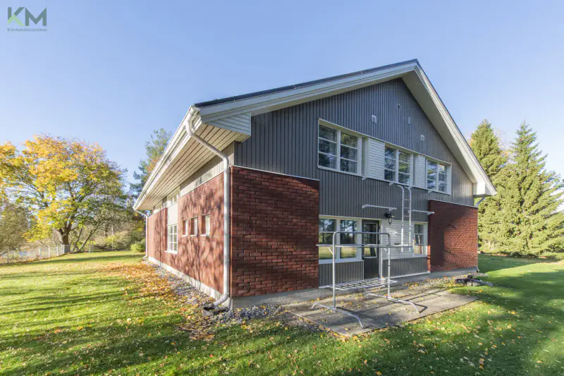 Maison 229 m² (1981) + hall 220 m² et savusauna, 9 330 m² et ~47 m de rive sur le Kyrönjoki — Ilmajoki — 12