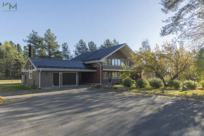 Maison 229 m² (1981) + hall 220 m² et savusauna, 9 330 m² et ~47 m de rive sur le Kyrönjoki — Ilmajoki — 2