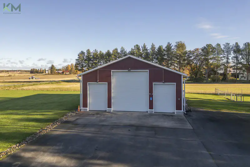 Maison 229 m² (1981) + hall 220 m² et savusauna, 9 330 m² et ~47 m de rive sur le Kyrönjoki — Ilmajoki — 10