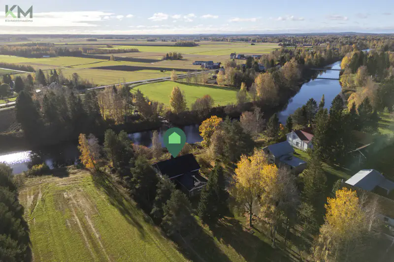 Maison 229 m² (1981) + hall 220 m² et savusauna, 9 330 m² et ~47 m de rive sur le Kyrönjoki — Ilmajoki — 17