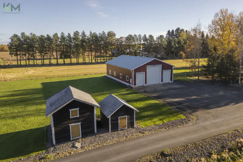 Maison 229 m² (1981) + hall 220 m² et savusauna, 9 330 m² et ~47 m de rive sur le Kyrönjoki — Ilmajoki — 11