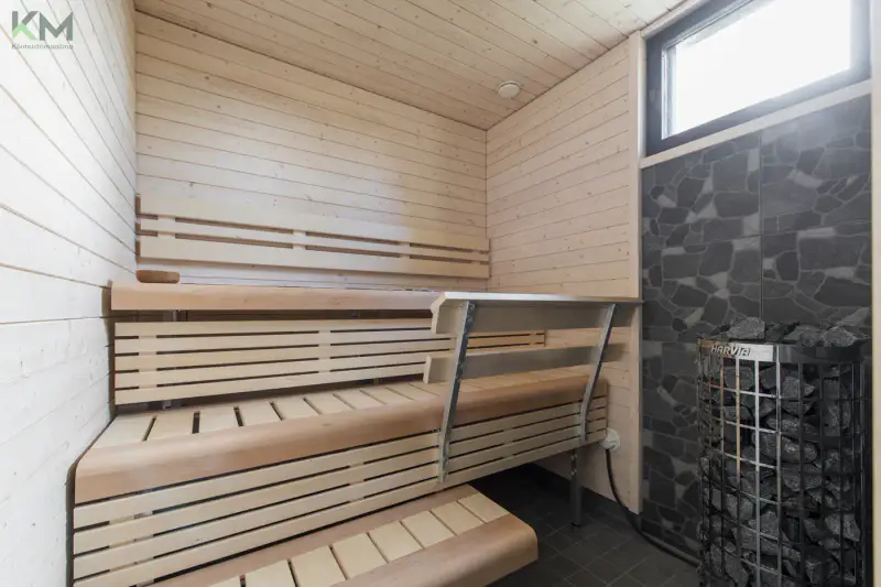 Maison 229 m² (1981) + hall 220 m² et savusauna, 9 330 m² et ~47 m de rive sur le Kyrönjoki — Ilmajoki — 9
