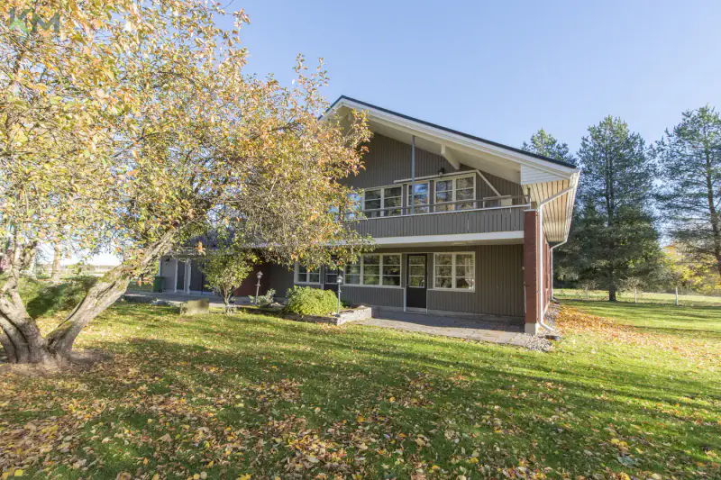 Maison 229 m² (1981) + hall 220 m² et savusauna, 9 330 m² et ~47 m de rive sur le Kyrönjoki — Ilmajoki — 13