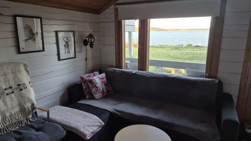 Höylähirsi ~32 m² (1992) + rantasauna 12 m² et piharakennus, 2 600 m² et rive privée Inarijärvi — Veskoniemi / Inari — 6