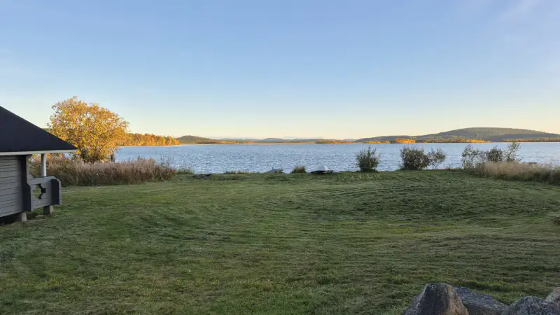 Höylähirsi ~32 m² (1992) + rantasauna 12 m² et piharakennus, 2 600 m² et rive privée Inarijärvi — Veskoniemi / Inari — 16