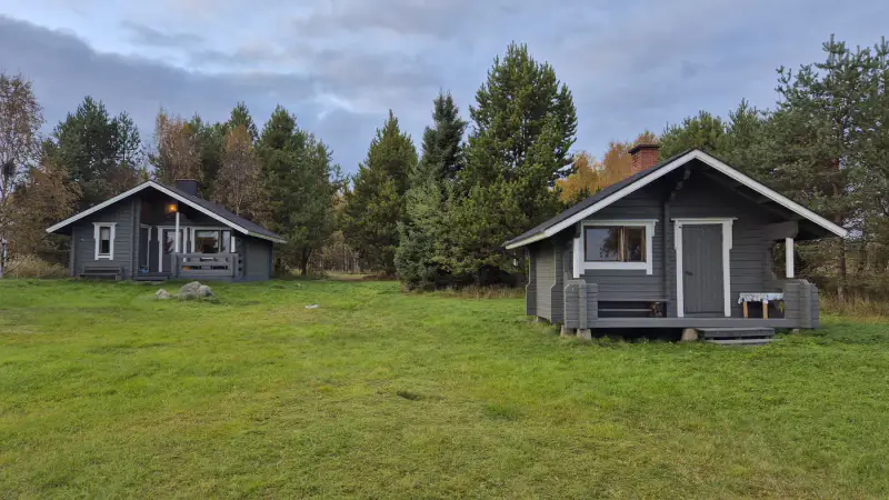 Höylähirsi ~32 m² (1992) + rantasauna 12 m² et piharakennus, 2 600 m² et rive privée Inarijärvi — Veskoniemi / Inari — 4