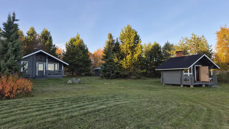 Höylähirsi ~32 m² (1992) + rantasauna 12 m² et piharakennus, 2 600 m² et rive privée Inarijärvi — Veskoniemi / Inari — 10