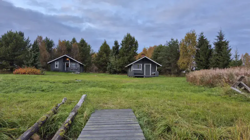 Höylähirsi ~32 m² (1992) + rantasauna 12 m² et piharakennus, 2 600 m² et rive privée Inarijärvi — Veskoniemi / Inari — 3