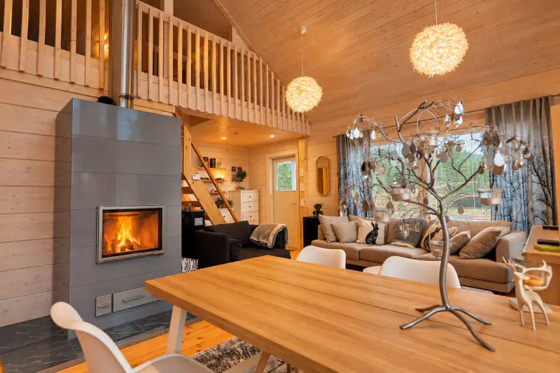 Lamellihirsinen mökki ~59 m² + kota et palju, 4,72 ha et ~55 m de rive privée sur le ruisseau Lintujärvenpuro — Lauluvaara / Inari — 10