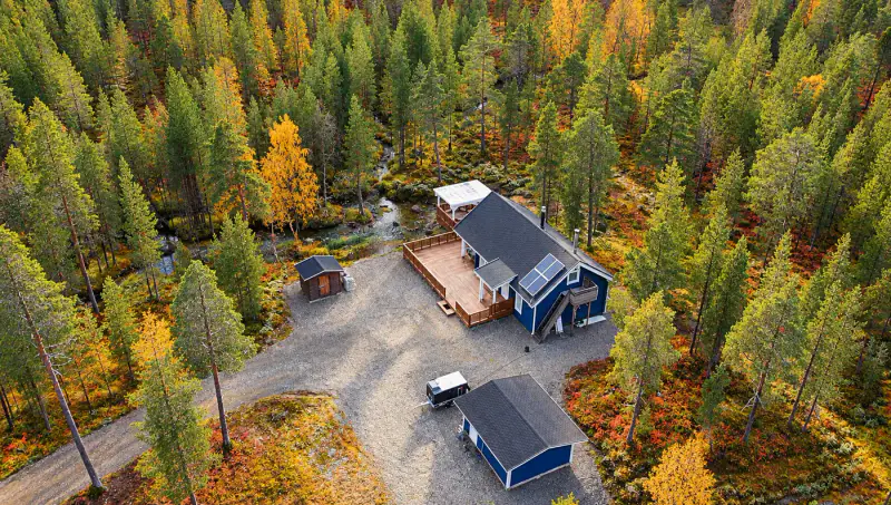 Lamellihirsinen mökki ~59 m² + kota et palju, 4,72 ha et ~55 m de rive privée sur le ruisseau Lintujärvenpuro — Lauluvaara / Inari — 6