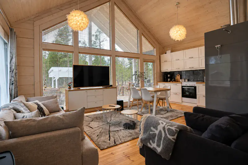 Lamellihirsinen mökki ~59 m² + kota et palju, 4,72 ha et ~55 m de rive privée sur le ruisseau Lintujärvenpuro — Lauluvaara / Inari — 8