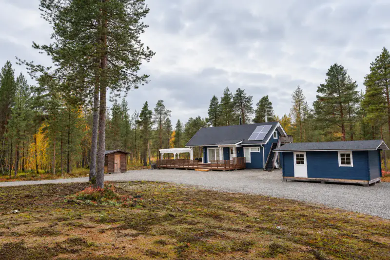 Lamellihirsinen mökki ~59 m² + kota et palju, 4,72 ha et ~55 m de rive privée sur le ruisseau Lintujärvenpuro — Lauluvaara / Inari — 16