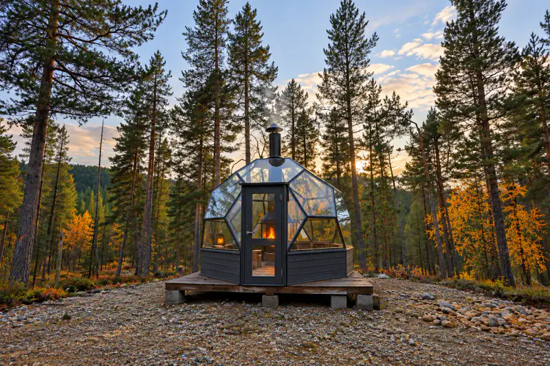 Lamellihirsinen mökki ~59 m² + kota et palju, 4,72 ha et ~55 m de rive privée sur le ruisseau Lintujärvenpuro — Lauluvaara / Inari — 12