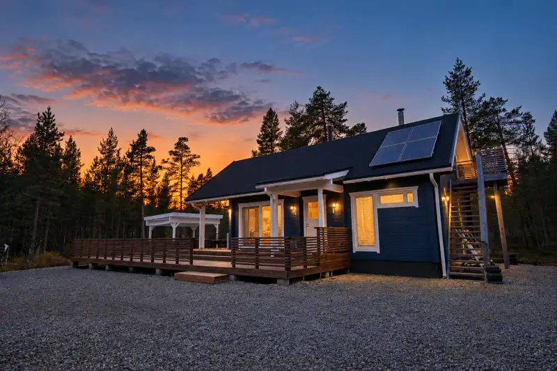 Lamellihirsinen mökki ~59 m² + kota et palju, 4,72 ha et ~55 m de rive privée sur le ruisseau Lintujärvenpuro — Lauluvaara / Inari — 1