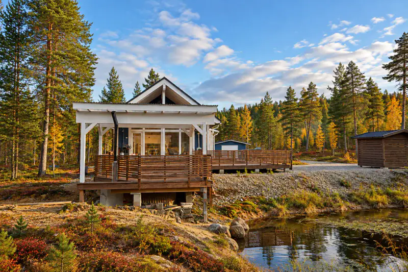 Lamellihirsinen mökki ~59 m² + kota et palju, 4,72 ha et ~55 m de rive privée sur le ruisseau Lintujärvenpuro — Lauluvaara / Inari — 4