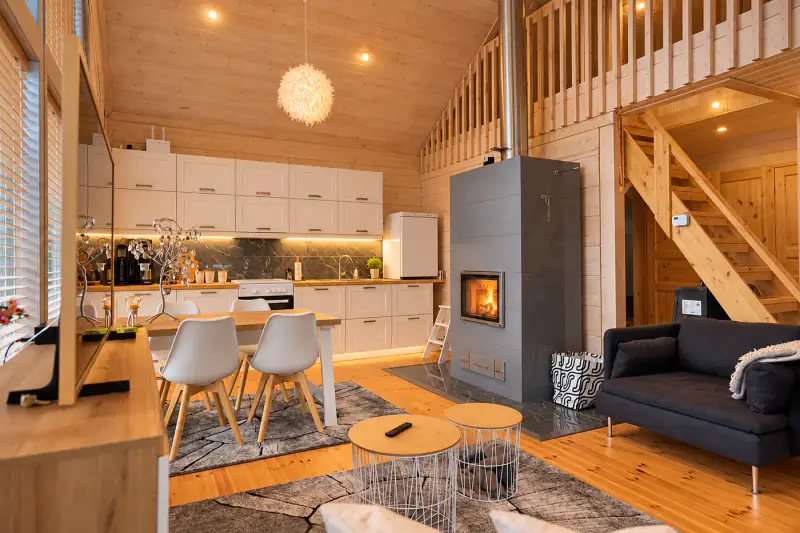 Lamellihirsinen mökki ~59 m² + kota et palju, 4,72 ha et ~55 m de rive privée sur le ruisseau Lintujärvenpuro — Lauluvaara / Inari — 9