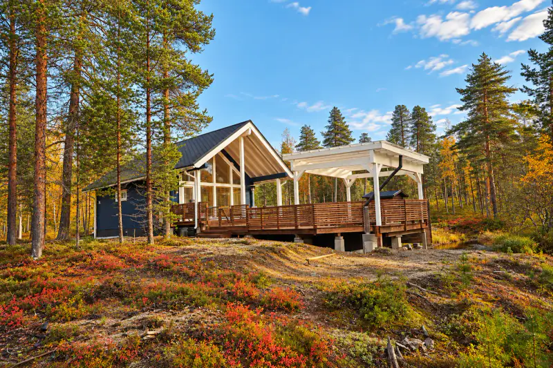 Lamellihirsinen mökki ~59 m² + kota et palju, 4,72 ha et ~55 m de rive privée sur le ruisseau Lintujärvenpuro — Lauluvaara / Inari — 5