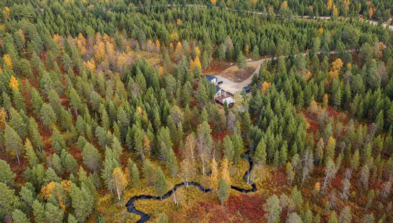 Lamellihirsinen mökki ~59 m² + kota et palju, 4,72 ha et ~55 m de rive privée sur le ruisseau Lintujärvenpuro — Lauluvaara / Inari — 3