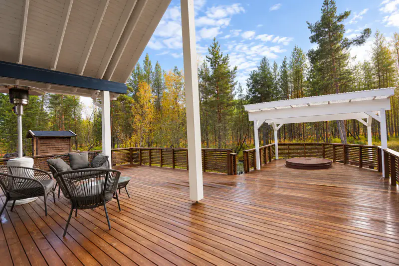 Lamellihirsinen mökki ~59 m² + kota et palju, 4,72 ha et ~55 m de rive privée sur le ruisseau Lintujärvenpuro — Lauluvaara / Inari — 7
