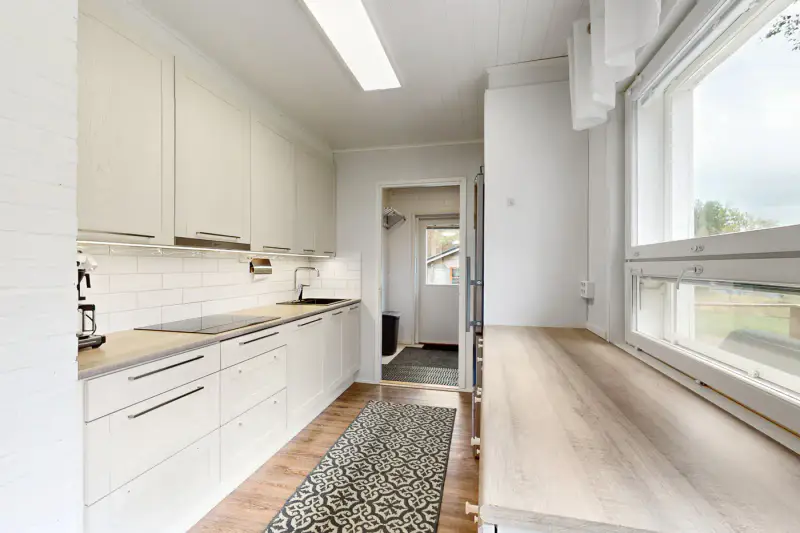 Maison 92,5 m² (1981, agrandie 2021) + sauna, 2,29 ha et ~40 m de rive privée sur le Kotajärvi, vente par offres dès 190 000 € — Keväjärvi / Inari — 16