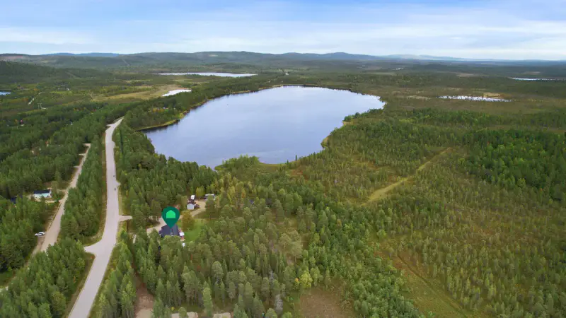 Maison 92,5 m² (1981, agrandie 2021) + sauna, 2,29 ha et ~40 m de rive privée sur le Kotajärvi, vente par offres dès 190 000 € — Keväjärvi / Inari — 2