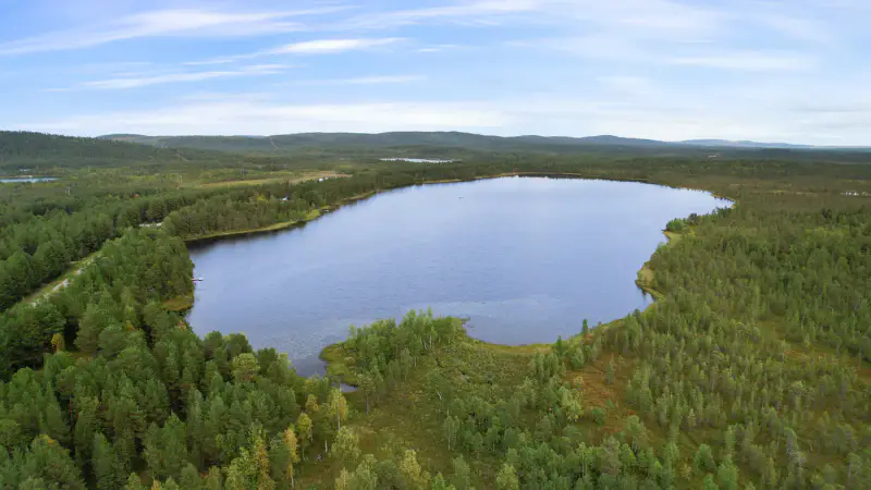 Maison 92,5 m² (1981, agrandie 2021) + sauna, 2,29 ha et ~40 m de rive privée sur le Kotajärvi, vente par offres dès 190 000 € — Keväjärvi / Inari — 3