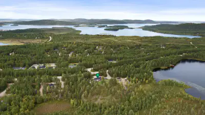 Maison 92,5 m² (1981, agrandie 2021) + sauna, 2,29 ha et ~40 m de rive privée sur le Kotajärvi, vente par offres dès 190 000 € — Keväjärvi / Inari — 1