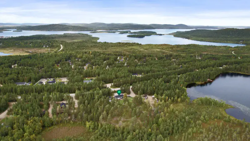 Maison 92,5 m² (1981, agrandie 2021) + sauna, 2,29 ha et ~40 m de rive privée sur le Kotajärvi, vente par offres dès 190 000 € — Keväjärvi / Inari — 1