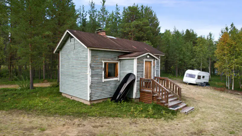 Maison 92,5 m² (1981, agrandie 2021) + sauna, 2,29 ha et ~40 m de rive privée sur le Kotajärvi, vente par offres dès 190 000 € — Keväjärvi / Inari — 11