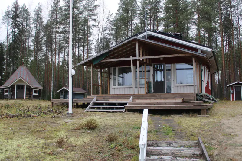 Mökki ~46 m² avec sauna, seul sur un étang poissonneux, 5 000 m² — Särkäntakanen / Mannervaara — 5