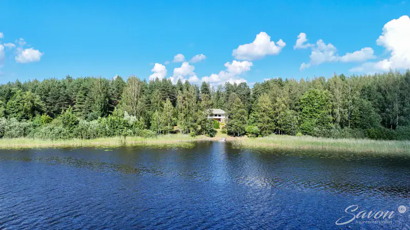 Maison ~134 m² (1994) + rantasauna, 8 940 m² (~82–100 m rive), Syväsalmi / Haukivesi — Kotkatlahti / Joroinen — 1