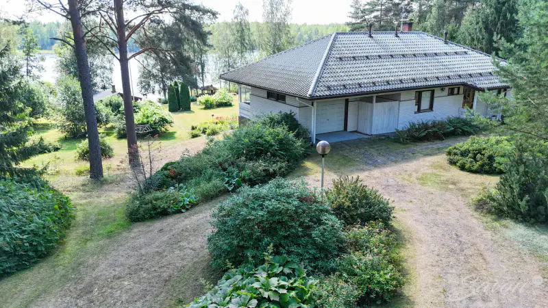 Maison ~134 m² (1994) + rantasauna, 8 940 m² (~82–100 m rive), Syväsalmi / Haukivesi — Kotkatlahti / Joroinen — 8