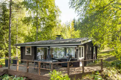 Mökki rondins 1974 rénové 2019–20, rive Naukjärvi ~49 m, 2 650 m² — Leivonmäki — 1