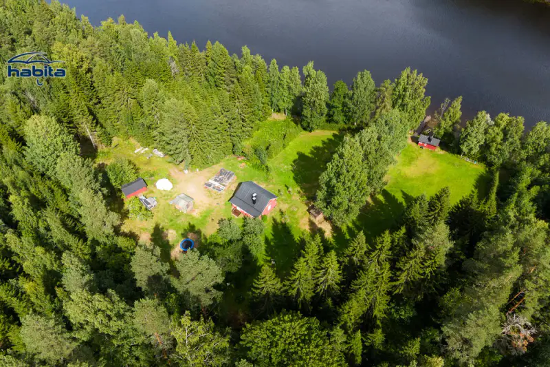 Chalet en rondins ~50 m² (1935) sur île du Päijänne, 12 732 m², 160 m de rive, sauna de rive + savusauna — Siikasaari / Jyväskylä — 2