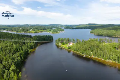 Chalet en rondins ~50 m² (1935) sur île du Päijänne, 12 732 m², 160 m de rive, sauna de rive + savusauna — Siikasaari / Jyväskylä — 1