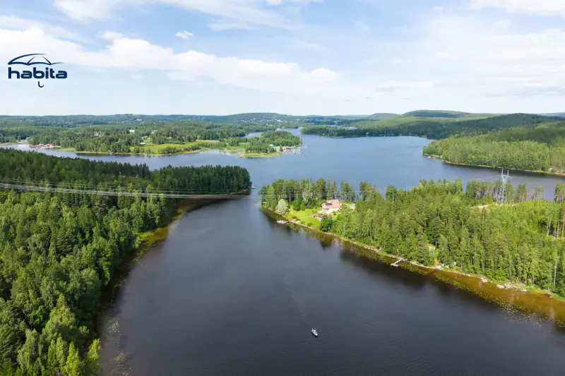 Chalet en rondins ~50 m² (1935) sur île du Päijänne, 12 732 m², 160 m de rive, sauna de rive + savusauna — Siikasaari / Jyväskylä — 1