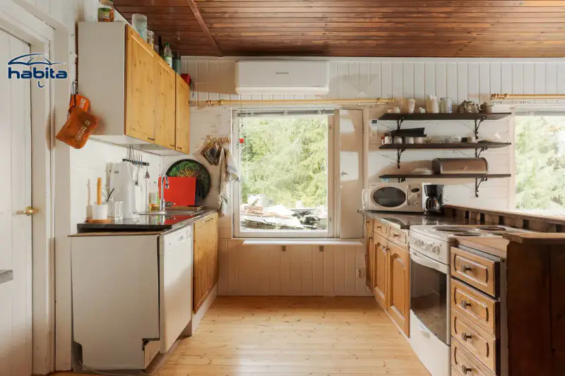 Chalet en rondins ~50 m² (1935) sur île du Päijänne, 12 732 m², 160 m de rive, sauna de rive + savusauna — Siikasaari / Jyväskylä — 14