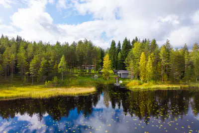 Maison ~99 m² (1982) + sauna séparée, 6,93 ha (~200 m rive), Pirttijärvi — Taka-Keljo / Jyväskylä — 1