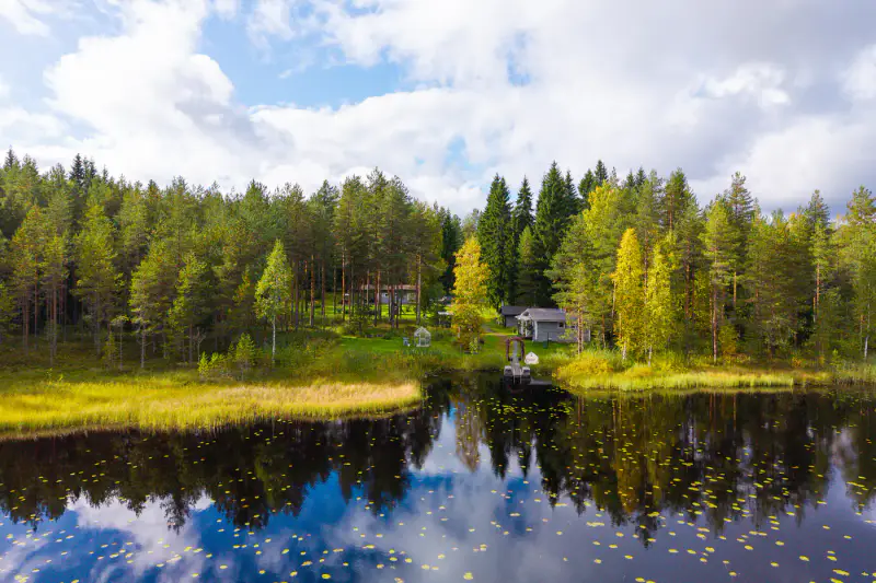 Maison ~99 m² (1982) + sauna séparée, 6,93 ha (~200 m rive), Pirttijärvi — Taka-Keljo / Jyväskylä — 1