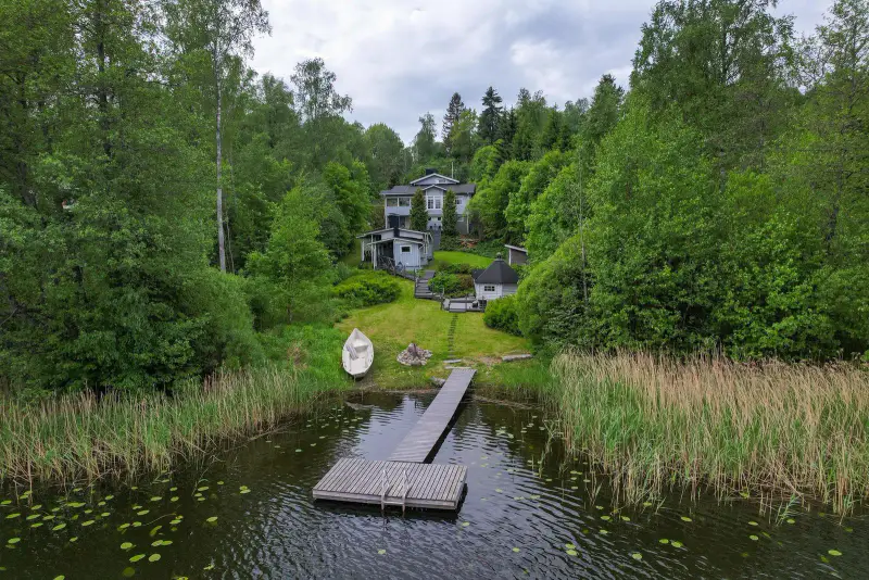 Maison 1998, 99 m², rive privée Suoramanjärvi ~30 m, 3 110 m² — Suomela, Kangasala — 3