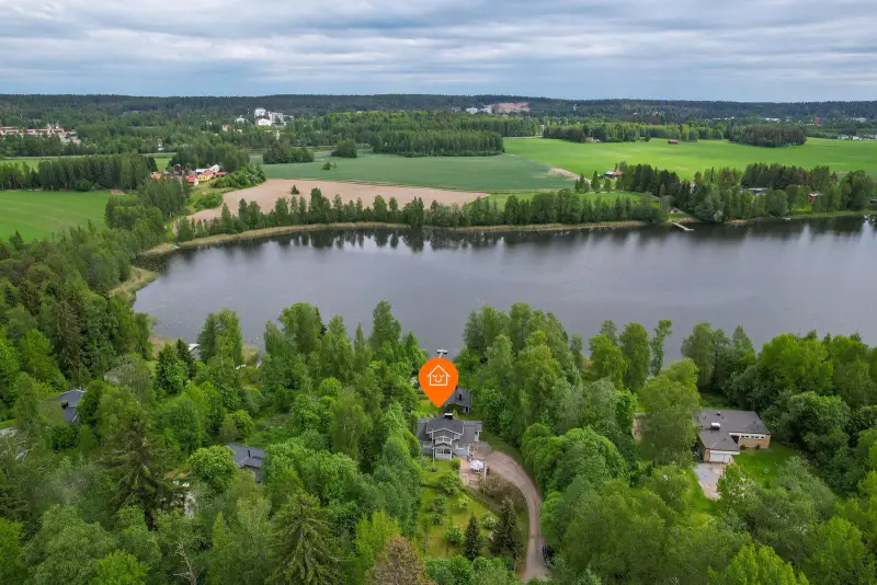 Maison 1998, 99 m², rive privée Suoramanjärvi ~30 m, 3 110 m² — Suomela, Kangasala — 2