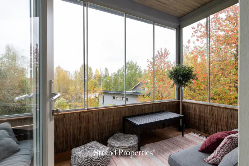 Maison d’architecte 179 m² (2004), 5 chambres, 1,12 ha avec rive privée et ponton sur l’étang Lakolampi — Ruutana / Kangasala — 15