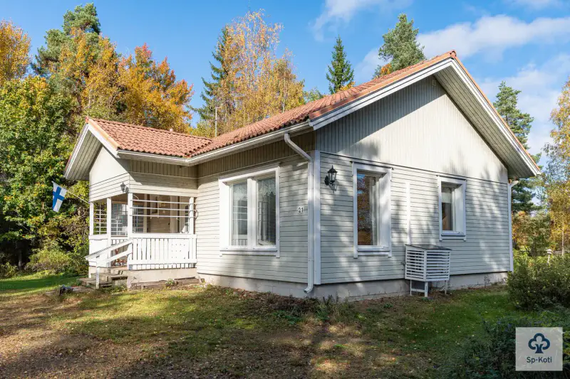 Maison de plain-pied ~88 m² (1998) + sauna à bois, 8 480 m² avec rive privée sur le Längelmävesi — Sahalahti / Kangasala — 9