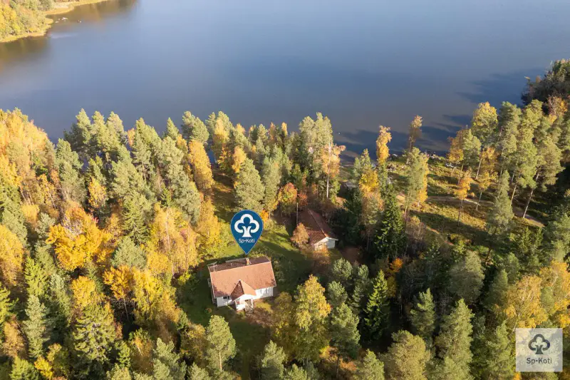 Maison de plain-pied ~88 m² (1998) + sauna à bois, 8 480 m² avec rive privée sur le Längelmävesi — Sahalahti / Kangasala — 8