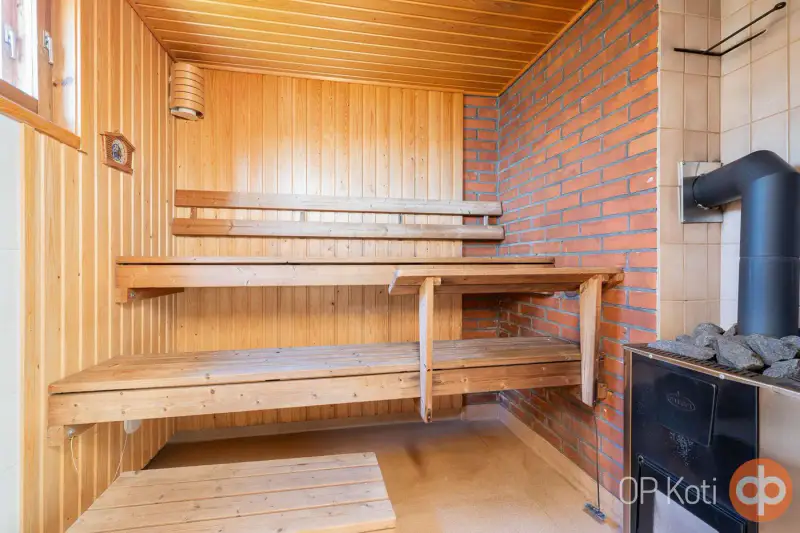Mökki hirsi ~46 m² (1973, agrandi 2007) avec sauna, 3 000 m² et rive privée sur le Kyyvesi — Luusniemi / Kangasniemi — 9
