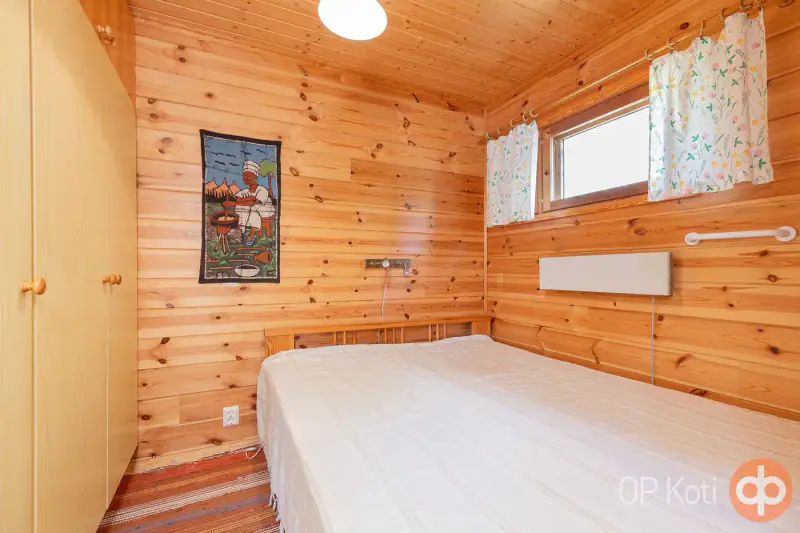 Mökki hirsi ~46 m² (1973, agrandi 2007) avec sauna, 3 000 m² et rive privée sur le Kyyvesi — Luusniemi / Kangasniemi — 18