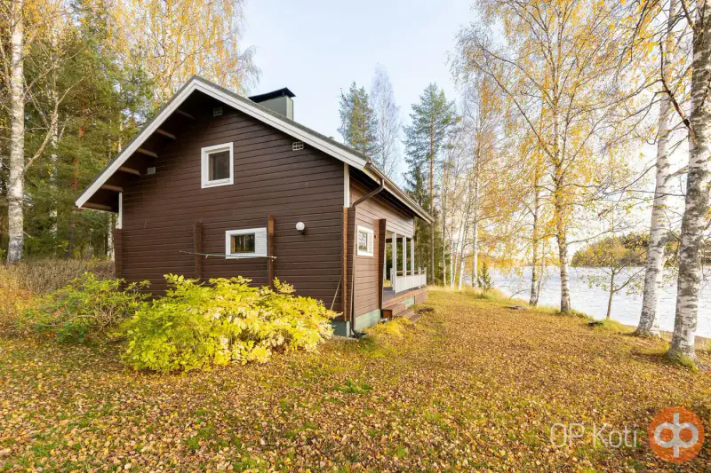 Mökki hirsi ~46 m² (1973, agrandi 2007) avec sauna, 3 000 m² et rive privée sur le Kyyvesi — Luusniemi / Kangasniemi — 5